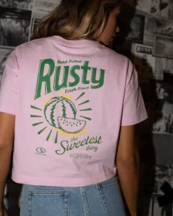 Camiseta Corta Con Grafico Sweetest Thing><noscript><img width=