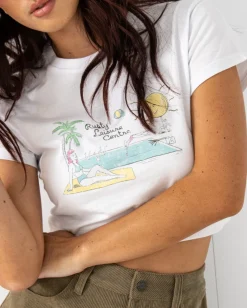 Camiseta Para Bebe Con Grafico Organico Junto A La Piscina><noscript><img width=