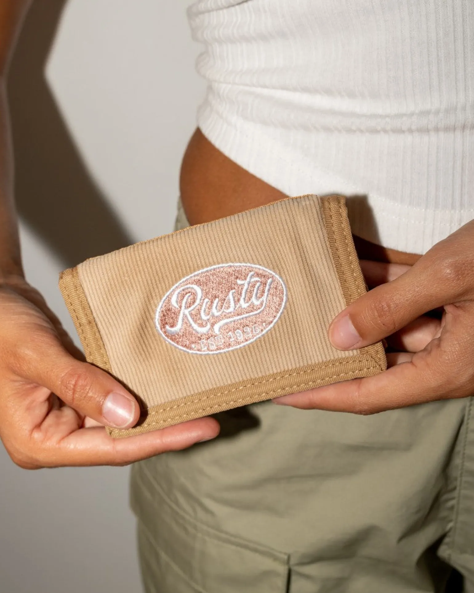 Cartera De Cordon Bordada De Tres Pliegues Pit Stop>Rusty Discount