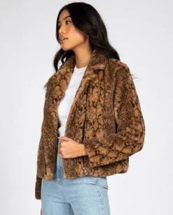 La Chaqueta De La Reina><noscript><img width=